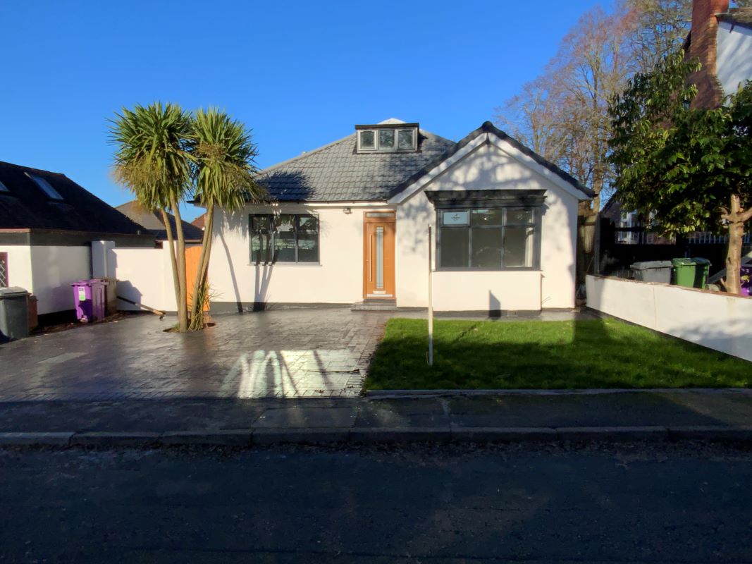 3 bedroom detached bungalow in Wolverhampton