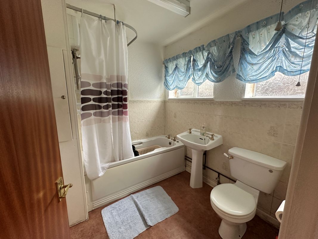 3 bedroom mid terraced house in Wolverhampton