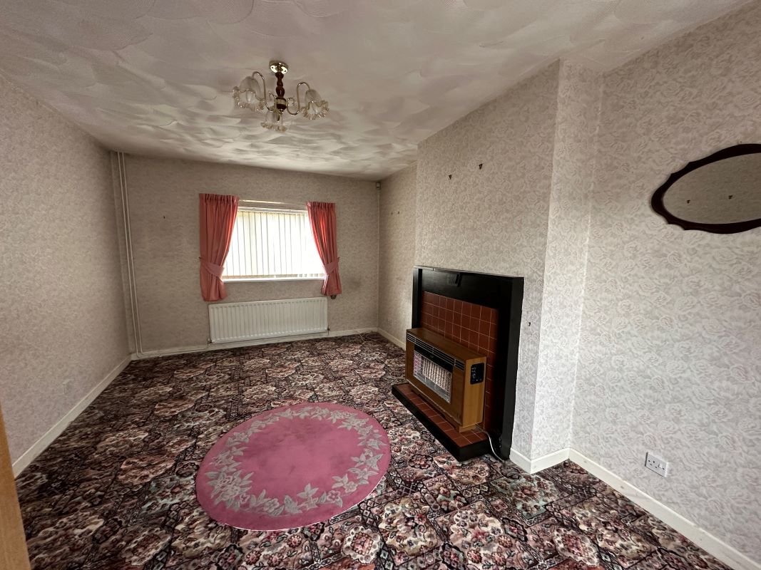 3 bedroom mid terraced house in Wolverhampton