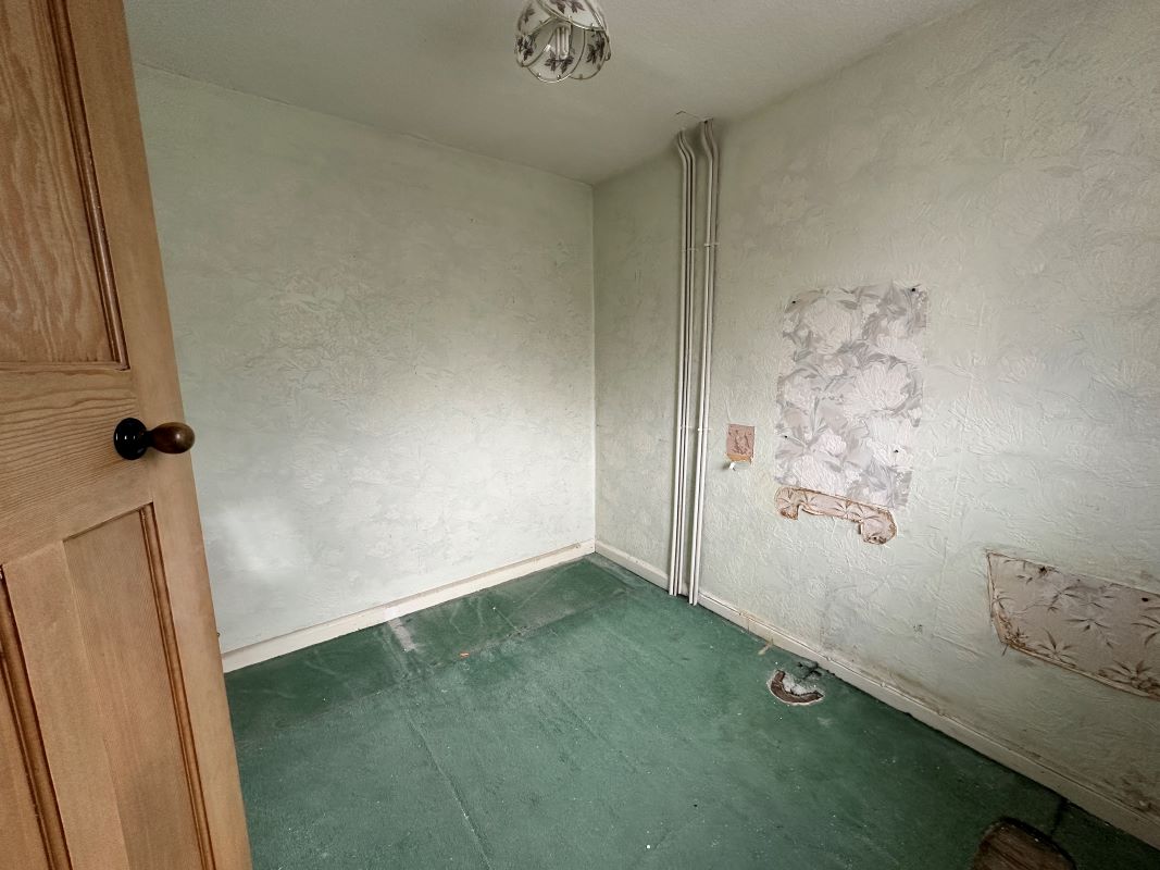 3 bedroom mid terraced house in Wolverhampton