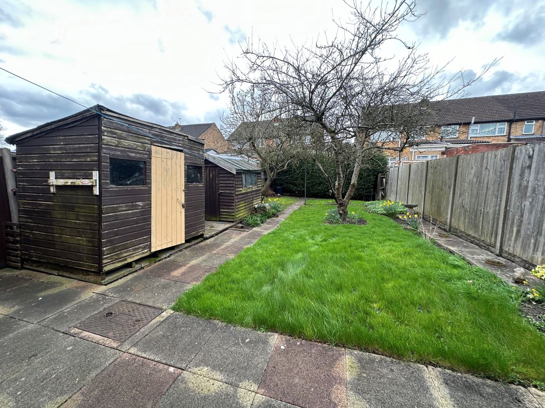 3 bedroom mid terraced house in Wolverhampton