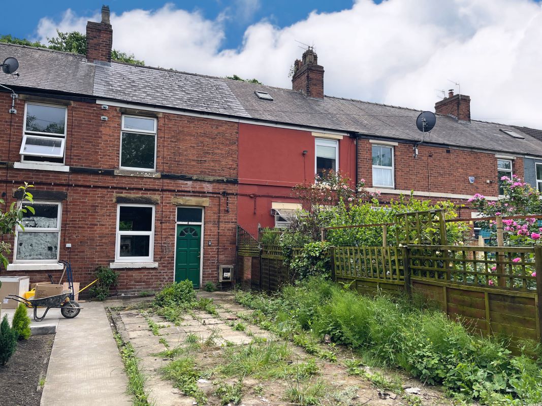 2 bedroom mid terraced house in Chesterfield 