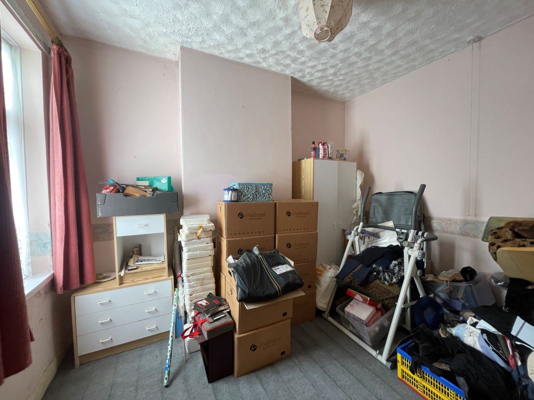3 bedroom mid terraced house in Bearwood 