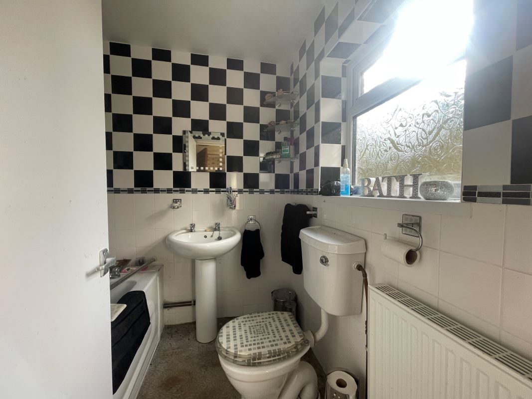 3 bedroom mid terraced house in Bearwood 