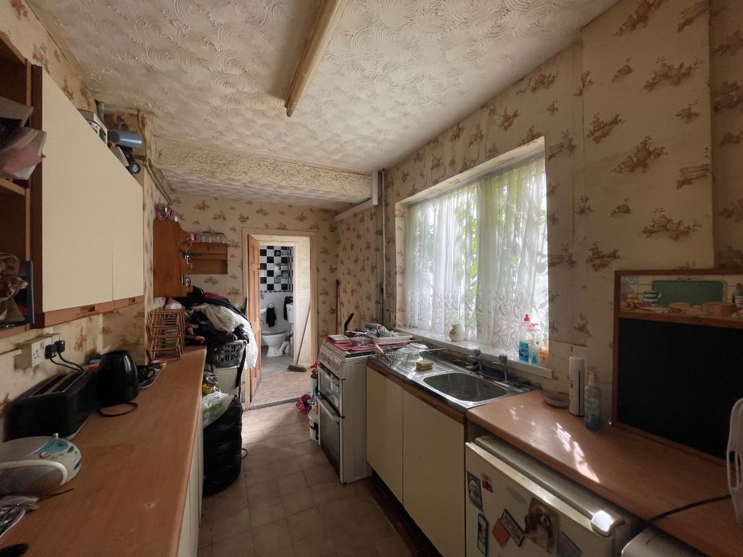 3 bedroom mid terraced house in Bearwood 