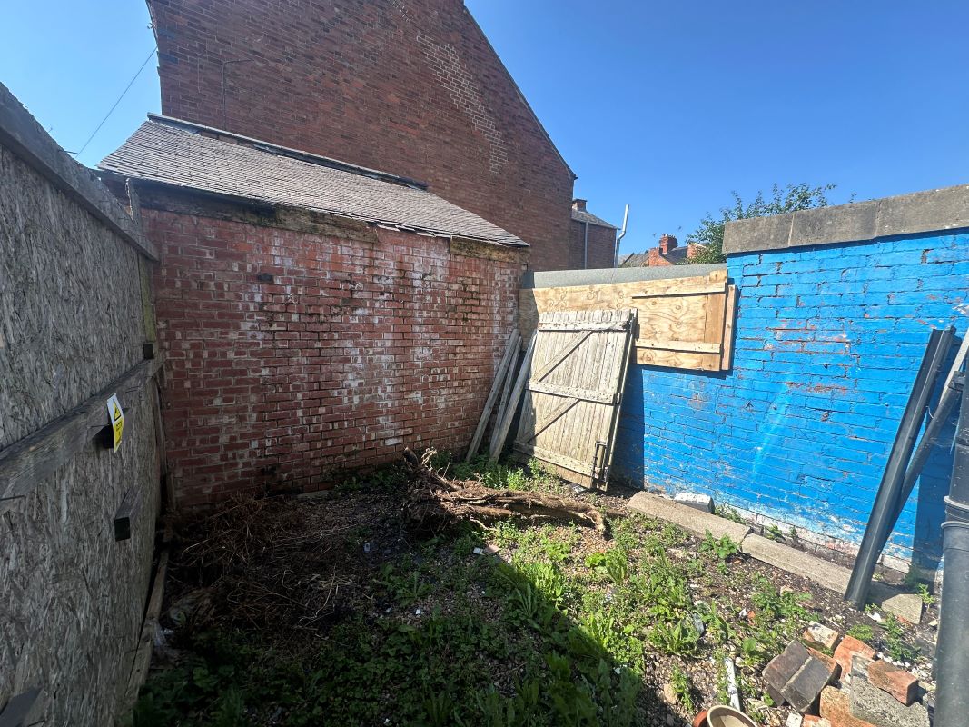 5 bedroom end terraced house in Leicester 