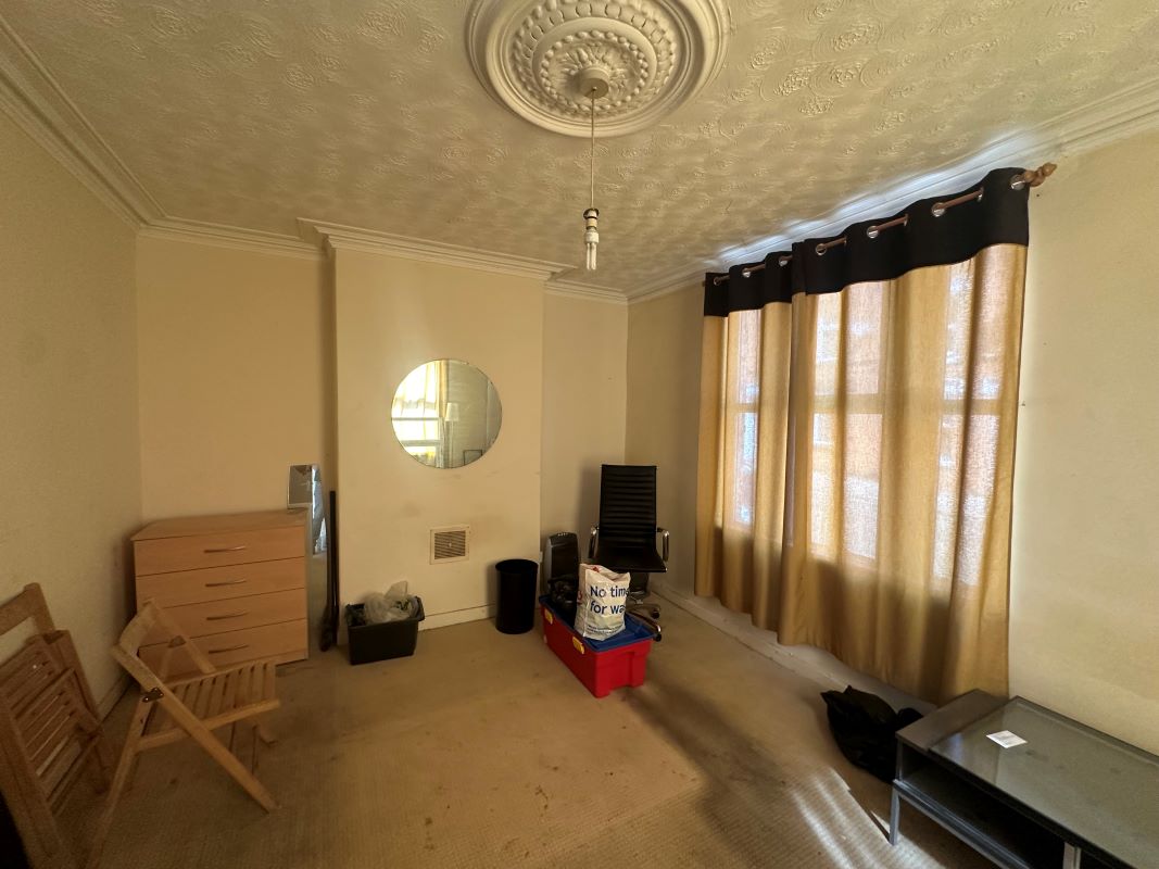 5 bedroom end terraced house in Leicester 