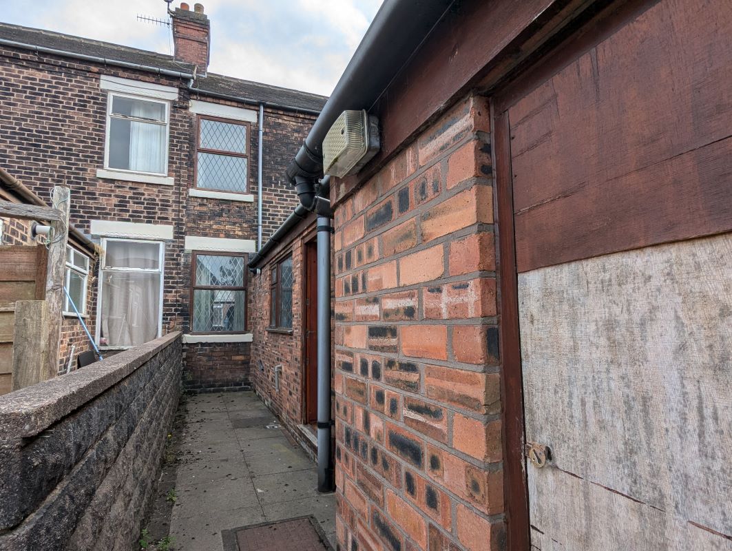 2 bedroom mid terraced house in Stoke on Trent