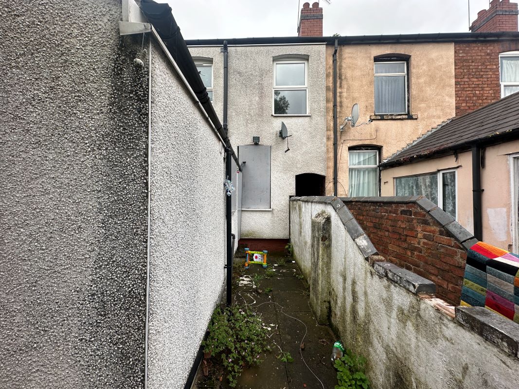 2 bedroom mid terraced in Walsall