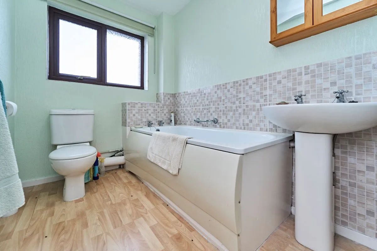 3 bedroom mid terraced house in Wolverhampton