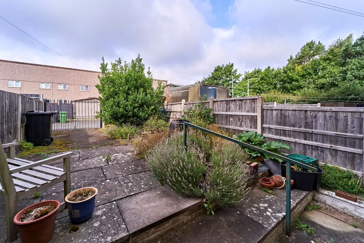 3 bedroom mid terraced house in Wolverhampton