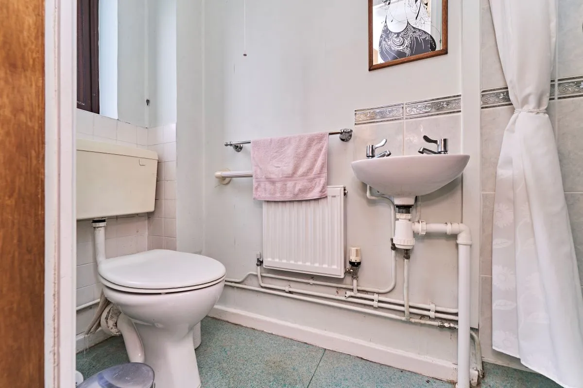 3 bedroom mid terraced house in Wolverhampton