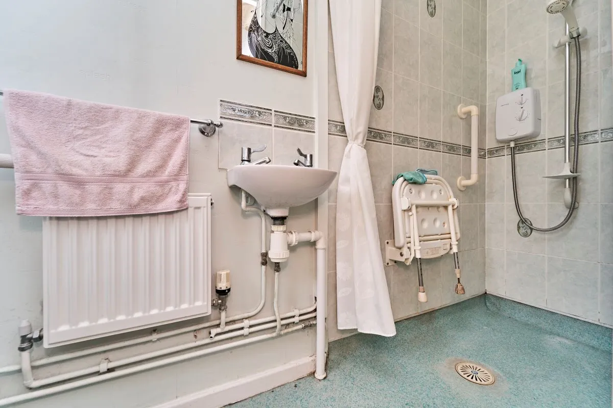 3 bedroom mid terraced house in Wolverhampton