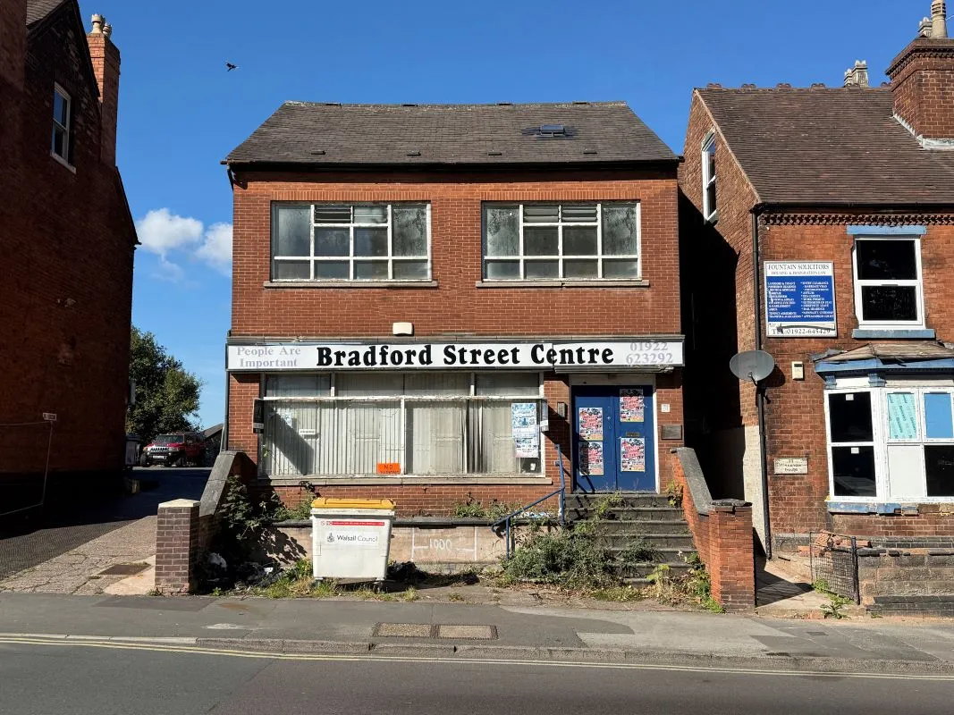 Freehold town centre office building in Walsall with prior planning approval for five studio flats