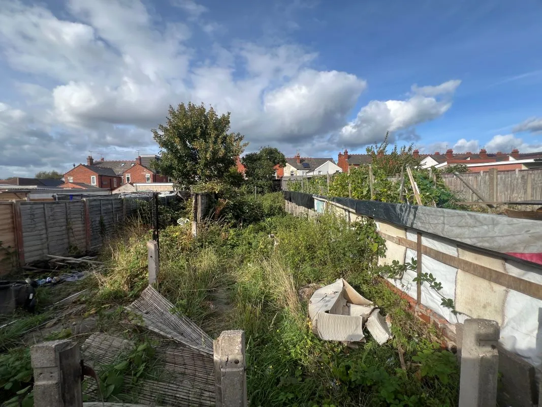 A 2 bedroom end terraced property in Walsall