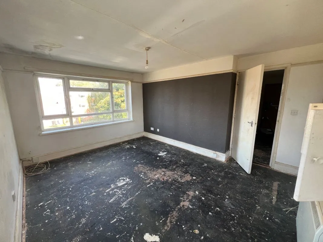 A long leasehold 1 bedroom second floor flat in Bartley Green