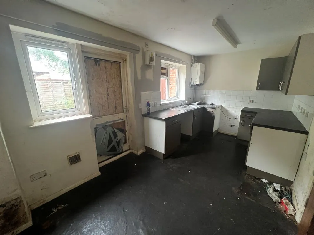 2 bedroom end terraced property in Warwick