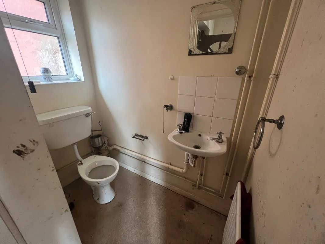 2 bedroom end terraced property in Warwick