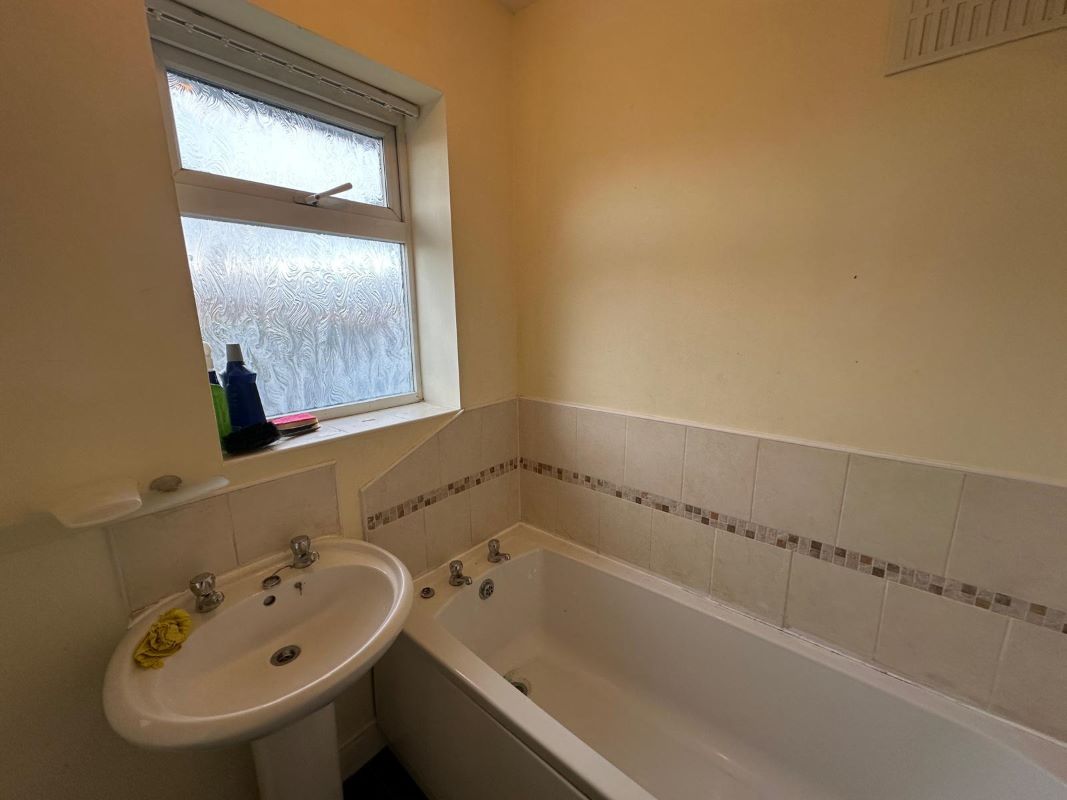 3 bedroom semi detached house in Dudley