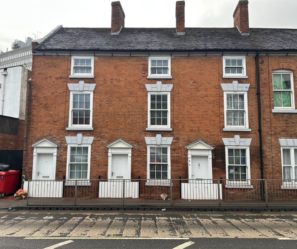 4 bedroom three storey mid terraced property in Walsall 