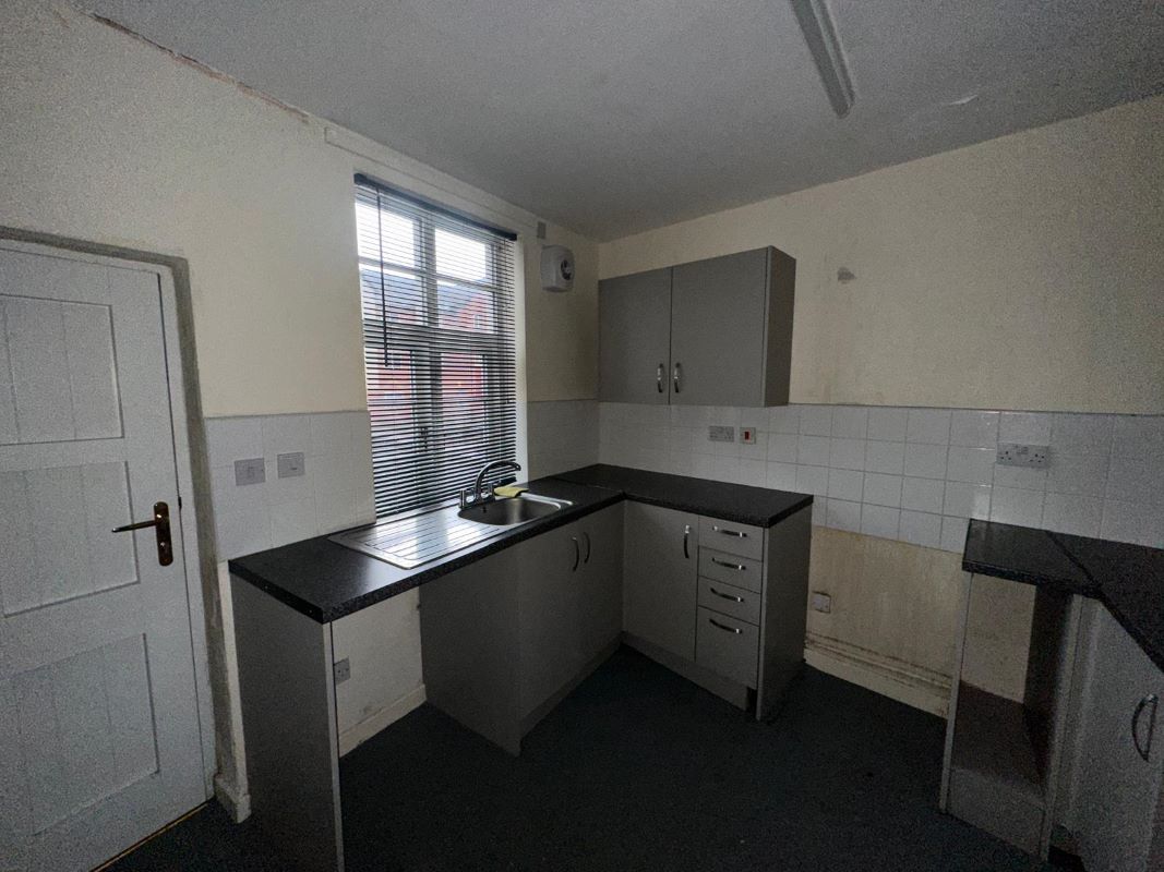 4 bedroom three storey mid terraced property in Walsall 