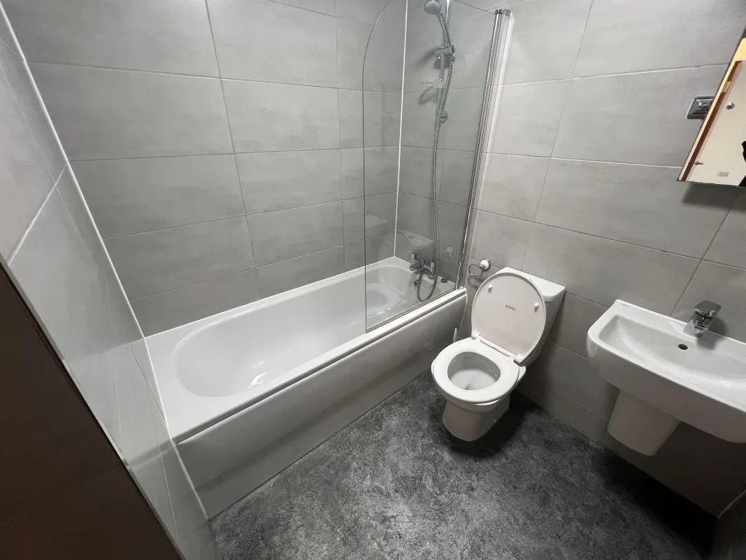 Vacant leasehold apartment in Brierley Hill