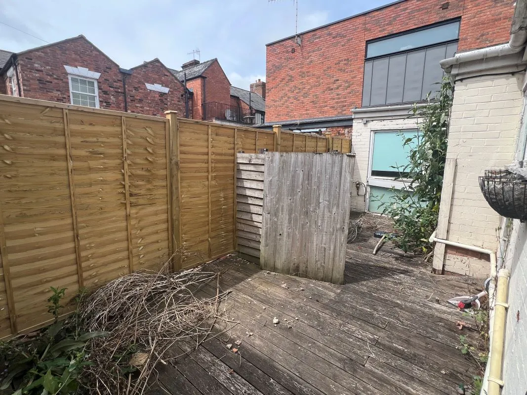 3 bedroom end terraced former cafe in Stratford upon Avon, with planning permission for conversion to residential 