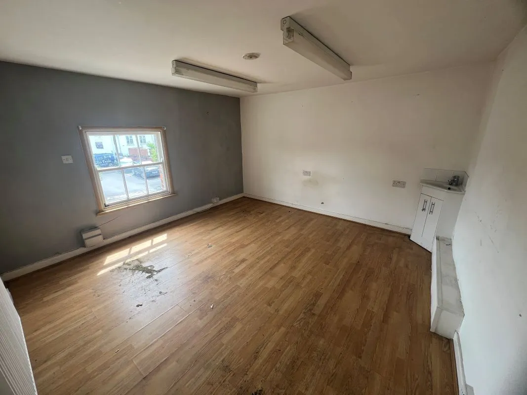 3 bedroom end terraced former cafe in Stratford upon Avon, with planning permission for conversion to residential 
