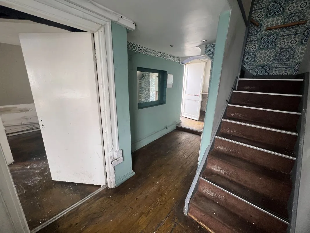 3 bedroom end terraced former cafe in Stratford upon Avon, with planning permission for conversion to residential 