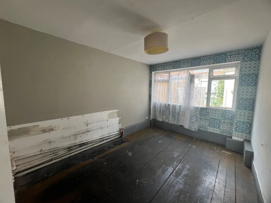 3 bedroom end terraced former cafe in Stratford upon Avon, with planning permission for conversion to residential 