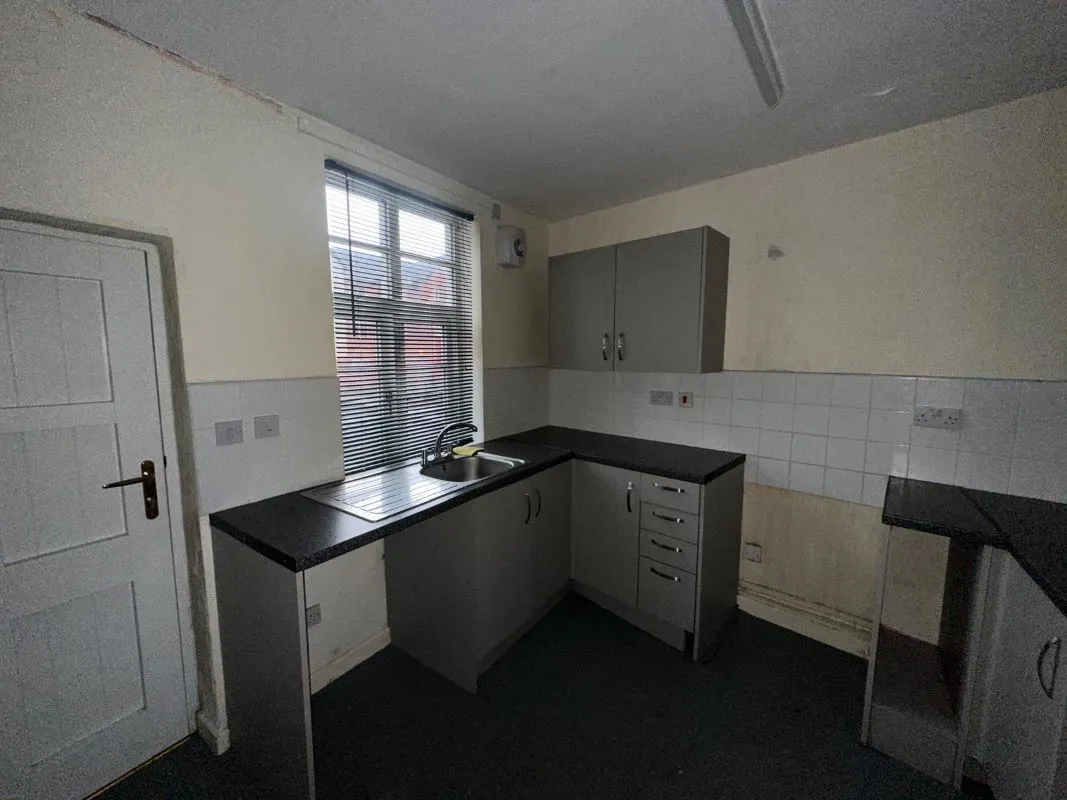 4 bedroom three storey mid terraced property in Walsall 