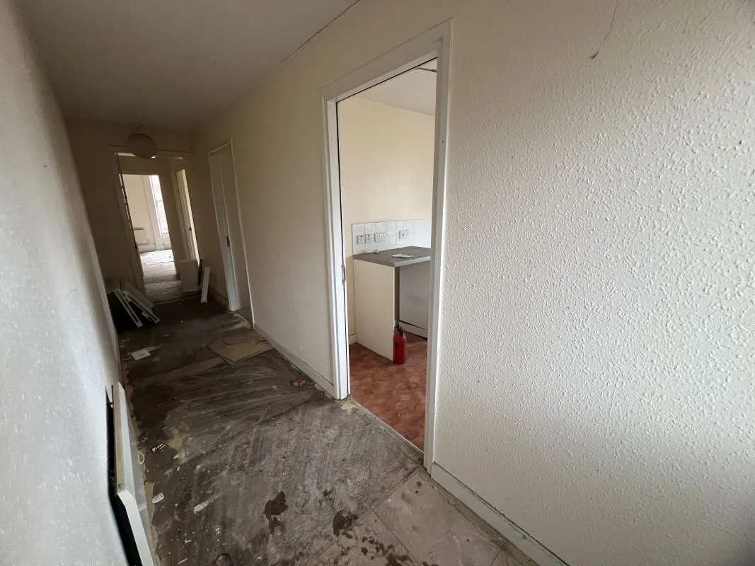 3 bedroom first floor flat in Cheadle, Stoke on Trent