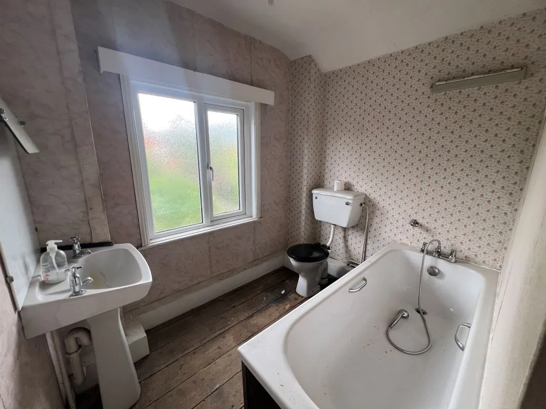 2 Bedroom mid terraced property in Evesham