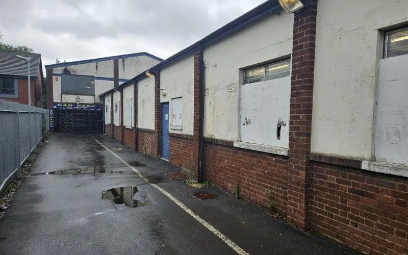 Freehold retail/warehouse premises with parking in Craven Arms, Shropshire