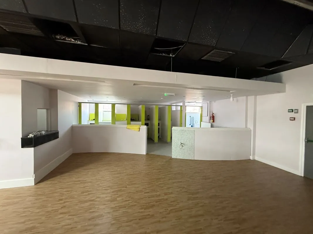 Three storey commercial building in Coventry