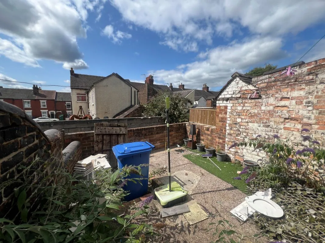2 bedroom mid terraced house in Stoke on Trent
