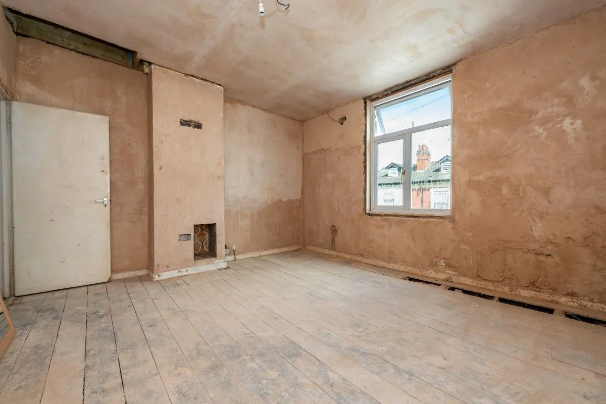 A 3 bedroom mid terraced property