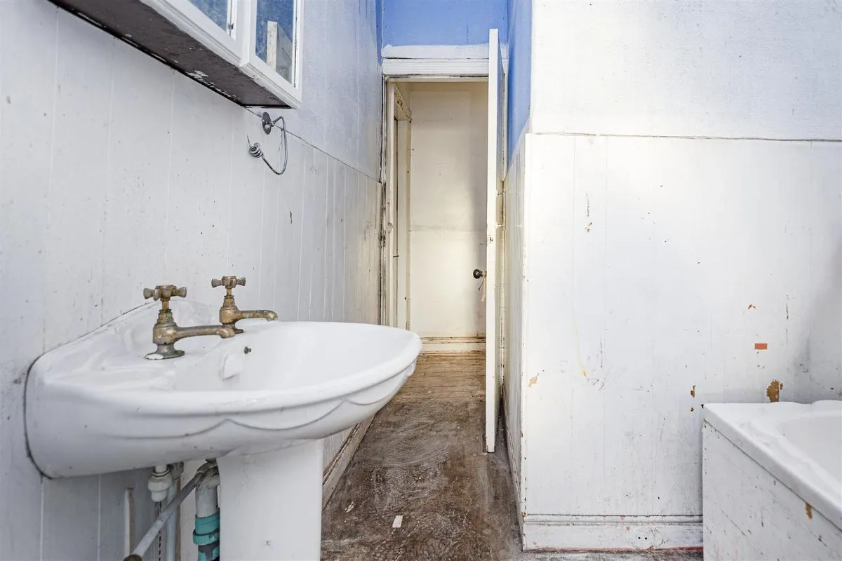 Gramfield Road, Croslandmoor, Huddersfield, West Yorkshrie, HD4 5QA - Online Auctions
