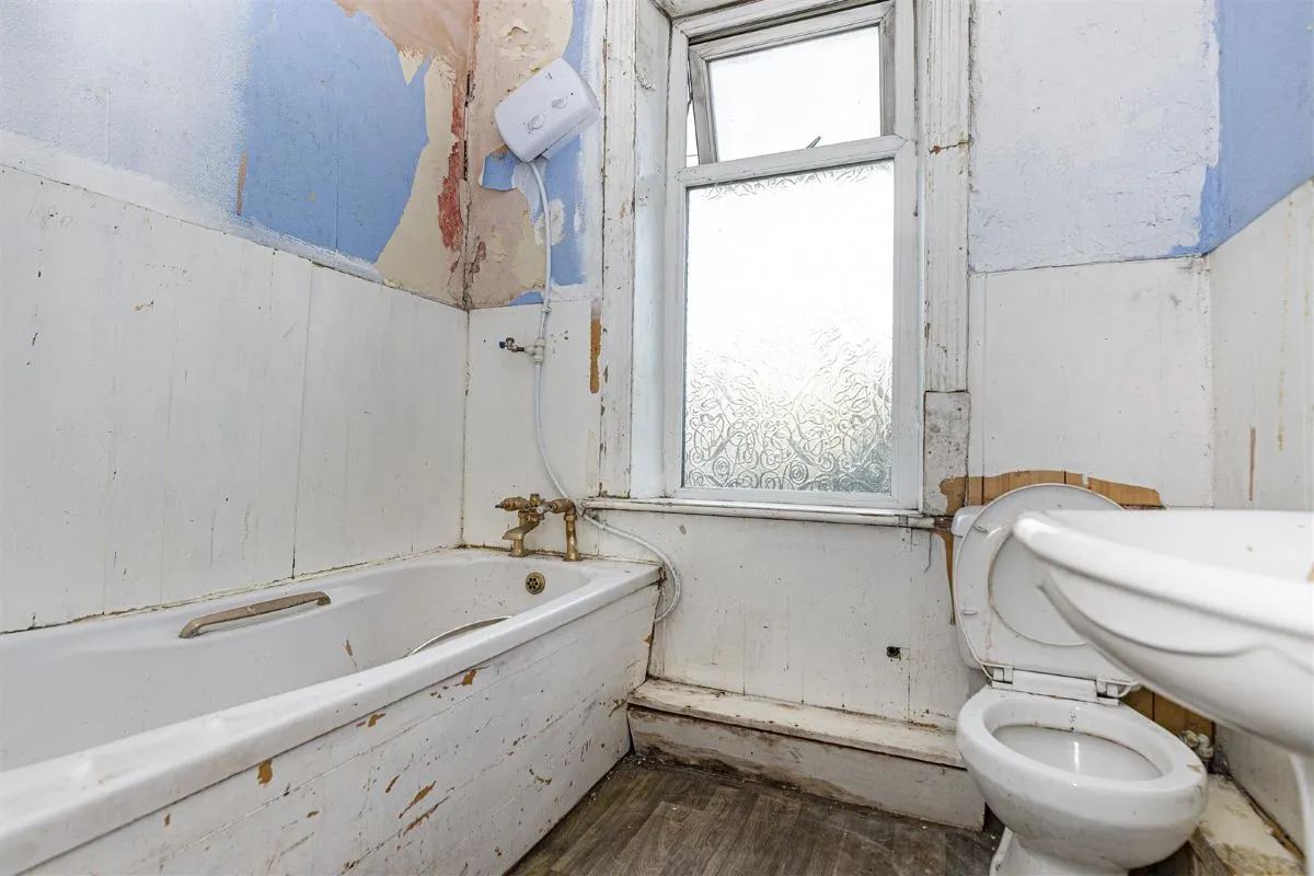 Gramfield Road, Croslandmoor, Huddersfield, West Yorkshrie, HD4 5QA - Online Auctions