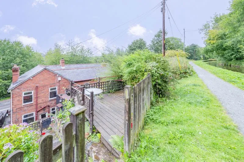 Avondale, Chirk