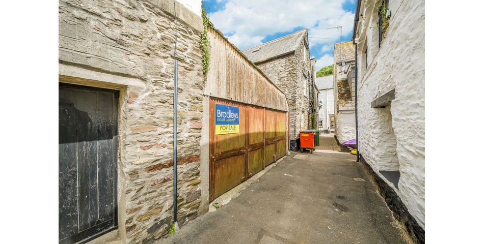 WORKSHOP/GARAGE IN CENTRAL EAST LOOE, CORNWALL