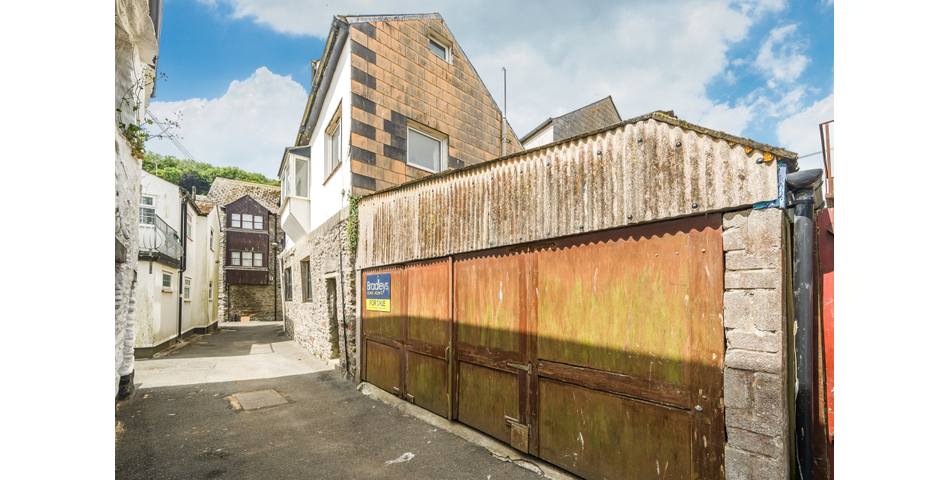 WORKSHOP/GARAGE IN CENTRAL EAST LOOE, CORNWALL