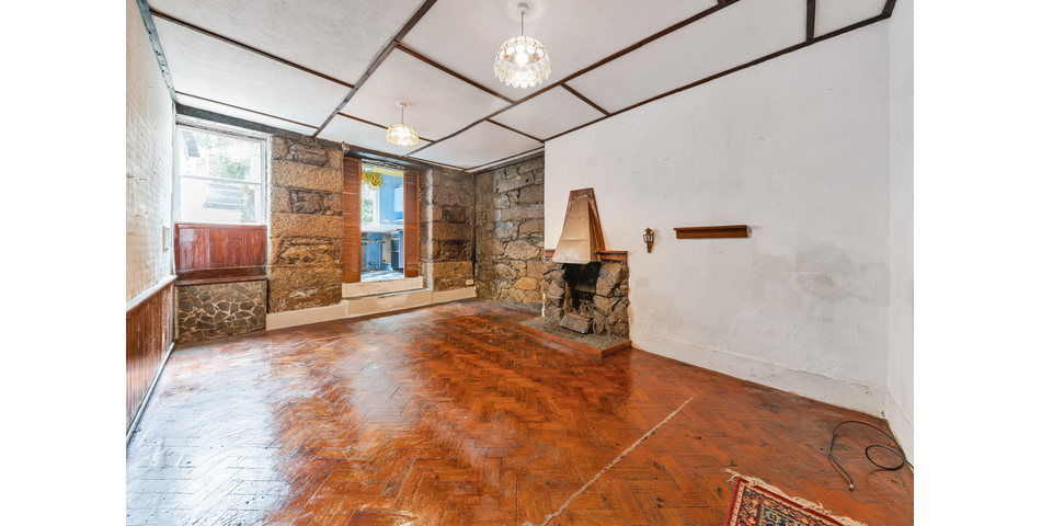FOR SALE VIA BRADLEYS ONLINE AUCTION ** 3 BEDROOM TOWNHOUSE IN NEED OF MODERNISATION