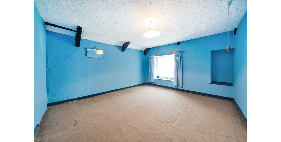 FOR SALE VIA BRADLEYS ONLINE AUCTION ** 3 BEDROOM TOWNHOUSE IN NEED OF MODERNISATION