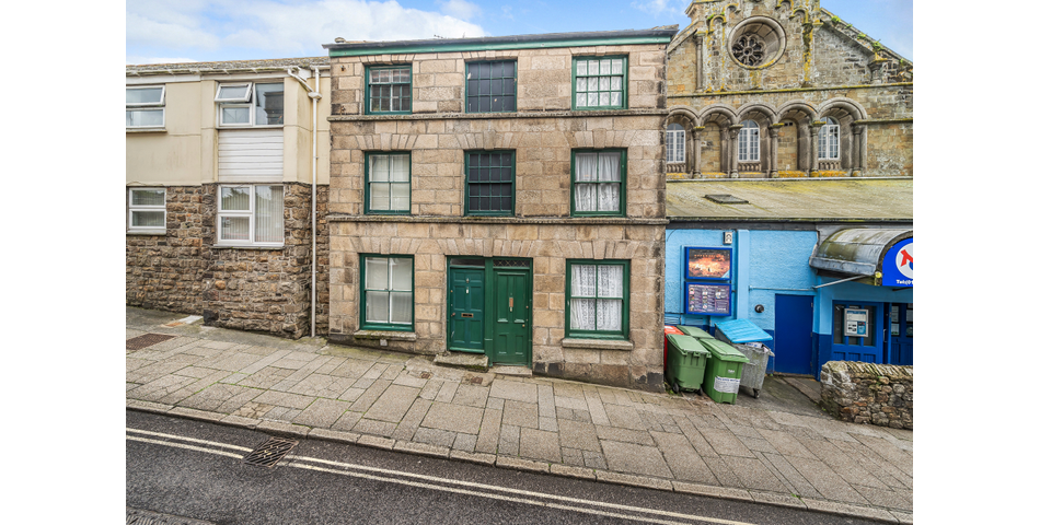 FOR SALE VIA BRADLEYS ONLINE AUCTION ** 3 BEDROOM TOWNHOUSE IN NEED OF MODERNISATION