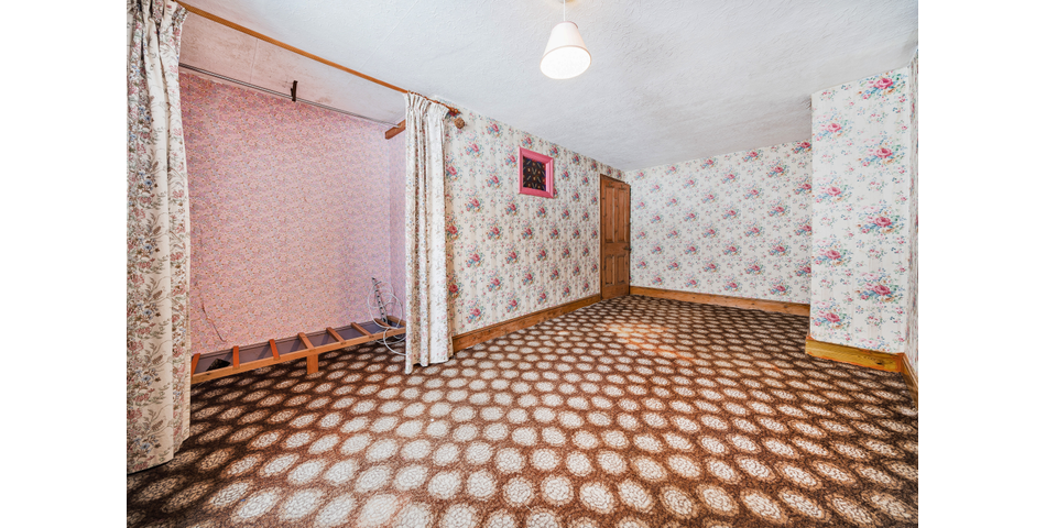 FOR SALE VIA BRADLEYS ONLINE AUCTION ** 3 BEDROOM TOWNHOUSE IN NEED OF MODERNISATION