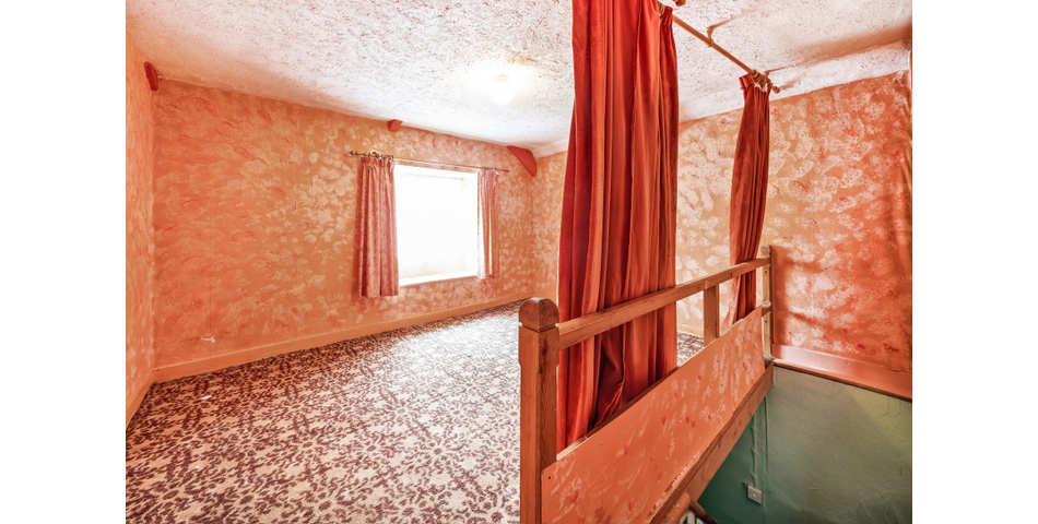 FOR SALE VIA BRADLEYS ONLINE AUCTION ** 3 BEDROOM TOWNHOUSE IN NEED OF MODERNISATION