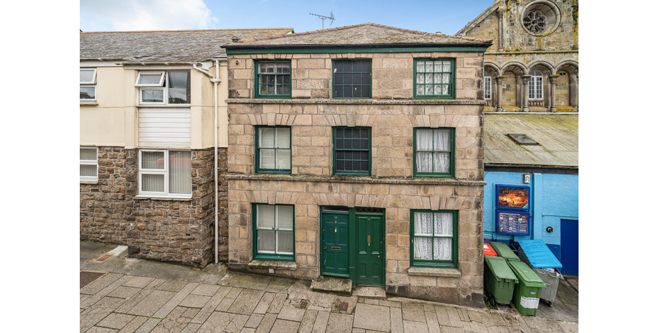 FOR SALE VIA BRADLEYS ONLINE AUCTION ** 3 BEDROOM TOWNHOUSE IN NEED OF MODERNISATION