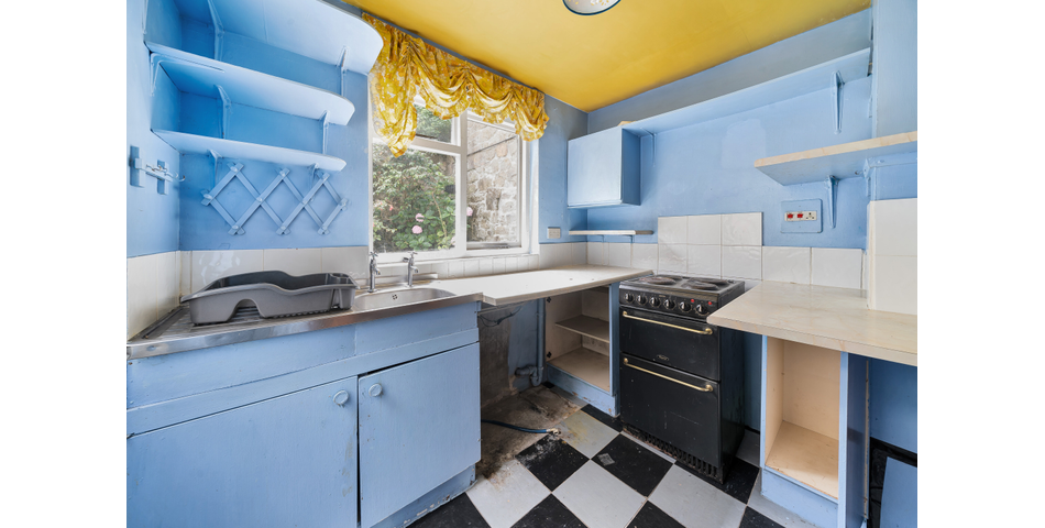 FOR SALE VIA BRADLEYS ONLINE AUCTION ** 3 BEDROOM TOWNHOUSE IN NEED OF MODERNISATION