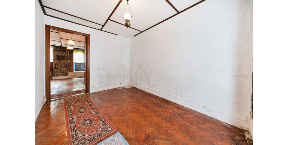 FOR SALE VIA BRADLEYS ONLINE AUCTION ** 3 BEDROOM TOWNHOUSE IN NEED OF MODERNISATION
